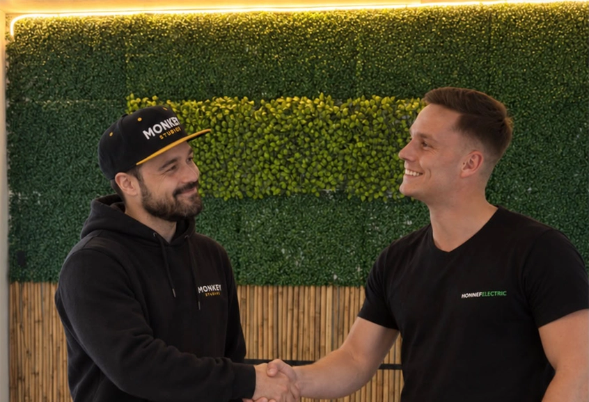 Branding pakket Limburg van Monkey Studios: bedrukte hoodies en visitekaartjes